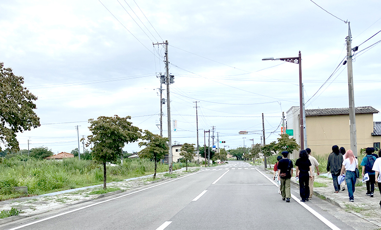 2022年8月に「現代アートの勝手口」の受講生たちで福島を訪れた。写真は福島県富岡町夜ノ森周辺。